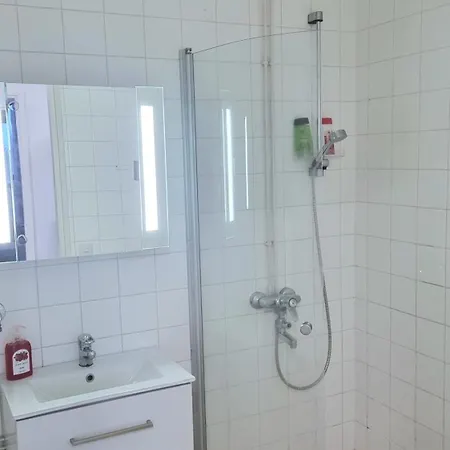 Renovated 2 Bedroom Aparment アパート