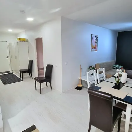 アパート Renovated 2 Bedroom Aparment