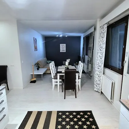 Renovated 2 Bedroom Aparment Appartamento