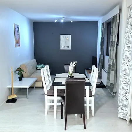 Renovated 2 Bedroom Aparment アパート