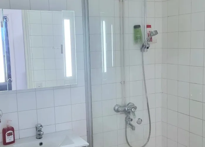 Renovated 2 Bedroom Aparment Appartamento