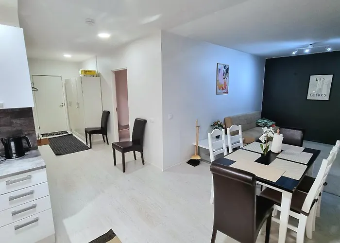 Appartamento Renovated 2 Bedroom Aparment