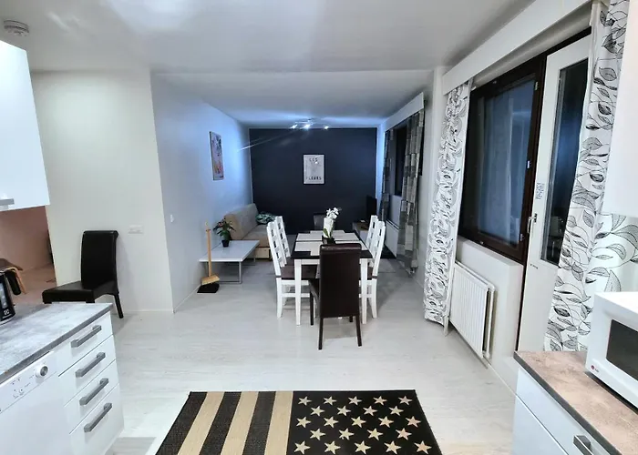 Renovated 2 Bedroom Aparment Appartamento