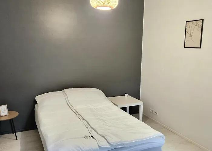 Renovated 2 Bedroom Aparment Appartamento